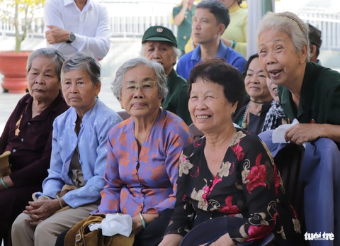 Lãnh đạo Đảng, Nhà nước dự họp mặt truyền thống cách mạng Sài Gòn - Chợ Lớn - Gia Định- Ảnh 4. Cán bộ lão thành cách mạng, các mẹ Việt Nam anh hùng cùng nhau xem văn nghệ và ôn lại kỷ niệm thời kháng chiến - Ảnh: CẨM NƯƠNG