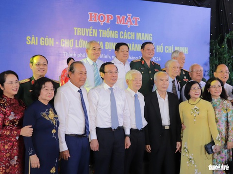 Lãnh đạo Đảng, Nhà nước dự họp mặt truyền thống cách mạng Sài Gòn - Chợ Lớn - Gia Định- Ảnh 5. Đoàn đại biểu chụp hình lưu niệm tại Khu truyền thống cách mạng Sài Gòn - Chợ Lớn - Gia Định - Ảnh: CẨM NƯƠNG