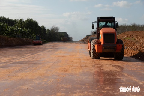 Bộ Giao thông vận tải thúc Quảng Trị sớm giao mặt bằng cao tốc- Ảnh 1. Nhiều nhà thầu cao tốc Cam Lộ - Vạn Ninh trở lại thi công từ ngày 12-2 - Ảnh: HOÀNG TÁO