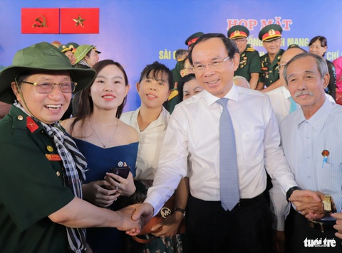 Lãnh đạo Đảng, Nhà nước dự họp mặt truyền thống cách mạng Sài Gòn - Chợ Lớn - Gia Định- Ảnh 2. Bí thư Thành ủy TP.HCM Nguyễn Văn Nên (giữa) bắt tay thăm hỏi các cán bộ lão thành cách mạng - Ảnh: CẨM NƯƠNG