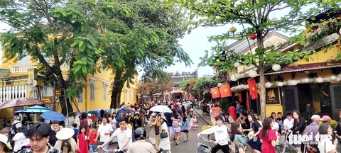 Hội An tấp nập khách, bánh mì Phượng nhiều người xếp hàng chờ mua- Ảnh 2. Hội An tấp nập khách ngày 14-2 - Ảnh: ĐOÀN CƯỜNG