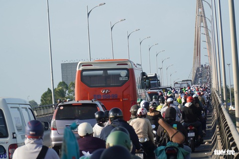 Người dân miền Tây ùn ùn quay lại TP.HCM sau kỳ nghỉ Tết- Ảnh 4. Chiều mùng 5 Tết, làn xe hai bánh trên cầu Rạch Miễu ùn ứ