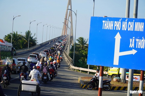 Người dân miền Tây ùn ùn quay lại TP.HCM sau kỳ nghỉ Tết- Ảnh 5. Cầu Rạch Miễu hướng lên TP.HCM đông nghẹt xe
