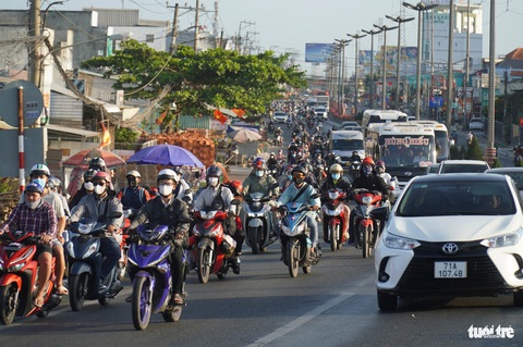 Người dân miền Tây ùn ùn quay lại TP.HCM sau kỳ nghỉ Tết- Ảnh 6. Quốc lộ 1, đoạn qua tỉnh Tiền Giang chiều mùng 5 Tết