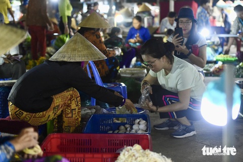 Nhờ nét đặc biệt ngay ngắn và độc đáo này mà chợ Vị Thanh thu hút được nhiều du khách đến tham quan mua sắm Nhờ nét đặc biệt ngay ngắn và độc đáo này mà chợ Vị Thanh thu hút được nhiều du khách đến tham quan mua sắm