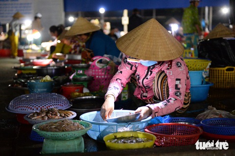 Người buôn ở đây dọn hàng từ khi trời còn tối mịt vì đó mà những chiếc đèn pin là vật soi đường không thể thiếu Người buôn bán ở đây dọn hàng từ khi trời còn tối mịt