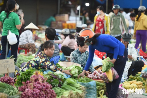 Chợ hoạt động từ 2h sáng khi trời còn tối mịt cho đến 9h mỗi ngày Chợ hoạt động đến 9h mỗi ngày