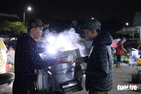 Ở chợ không chỉ có rau củ trái cây thịt cả mà còn có cả đồ ăn sáng cho những bữa ăn vội của những tiểu thương nơi đây Ở chợ không chỉ có rau củ trái cây thịt cá mà còn bán đồ ăn sáng cho tiểu thương nơi đây