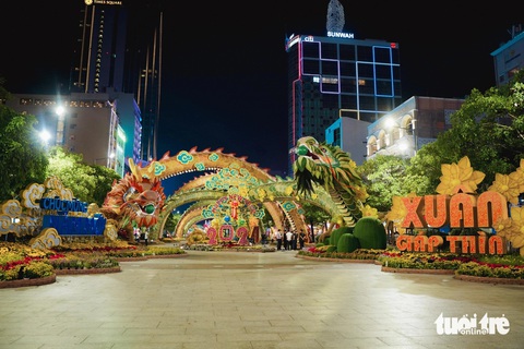 Linh vật rồng lưu lại đường hoa Nguyễn Huệ hết tháng giêng- Ảnh 5. Hai linh vật rồng cổng chào đường hoa sẽ được lưu lại trên phố đi bộ Nguyễn Huệ để bà con tiếp tục thưởng lãm những ngày tới.