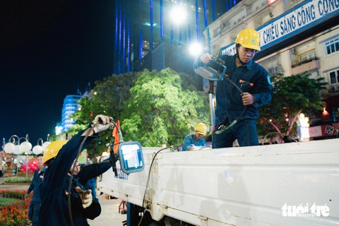 Linh vật rồng lưu lại đường hoa Nguyễn Huệ hết tháng giêng- Ảnh 9. Công nhân Công ty Chiếu sáng công cộng TP.HCM tháo dỡ hệ thống chiếu sáng đường hoa.