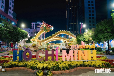 Linh vật rồng lưu lại đường hoa Nguyễn Huệ hết tháng giêng- Ảnh 10. Cảnh đường hoa Nguyễn Huệ trước khi được dọn dẹp. Sau 8 ngày mở cửa đón khách, đường hoa đã hoàn thành sứ mệnh đem đến một điểm du xuân đáng nhớ cho hàng triệu lượt khách.