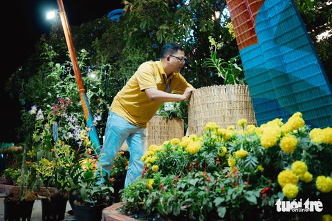 Linh vật rồng lưu lại đường hoa Nguyễn Huệ hết tháng giêng- Ảnh 2. Hoa tươi và còn sử dụng được sẽ được chở về các công viên, tiếp tục phục vụ cộng đồng.