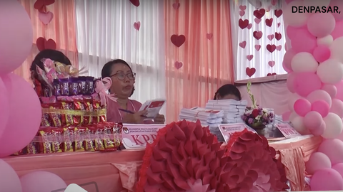 Dân Indonesia đi bầu tổng thống, bất ngờ được tặng sô cô la Valentine- Ảnh 1. Điểm bỏ phiếu được trang trí theo chủ đề Valentine tại Bali, Indonesia - Ảnh chụp màn hình