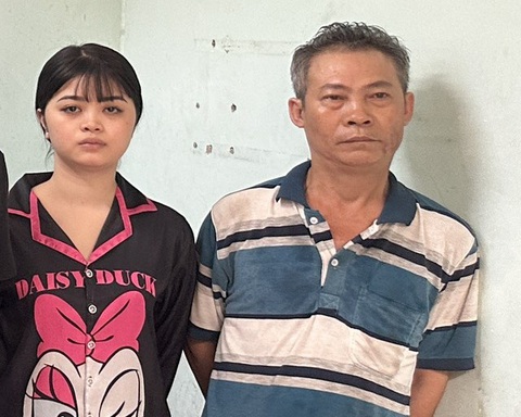 Khởi tố nhóm người chửi bới, ngăn cảnh sát xử lý vi phạm nồng độ cồn- Ảnh 2. Hai người trong nhóm chống người thi hành công vụ bị tạm giữ - Ảnh: Công an cung cấp