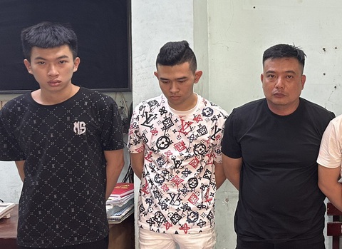 Khởi tố nhóm người chửi bới, ngăn cảnh sát xử lý vi phạm nồng độ cồn- Ảnh 1. Nhóm thanh niên chống người thi hành công vụ bị tạm giữ - Ảnh: Công an cung cấp