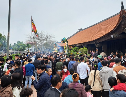 Về chùa Keo xem phục dựng rối cạn chầu Thánh thất truyền- Ảnh 6. Hàng ngàn phật tử, du khách trẩy hội chùa Keo dịp đầu xuân năm mới - Ảnh: TIẾN THẮNG