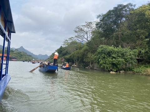 Đến gần trưa 14-2 dòng thuyền, đò trên suối Yến chở khách đi lễ chùa Hương vẫn nhộn nhịp, đông đúc - Ảnh: BÙI TRIỂU Đến gần trưa 14-2 dòng thuyền, đò trên suối Yến chở khách đi lễ chùa Hương vẫn nhộn nhịp, đông đúc - Ảnh: BÙI TRIỂU