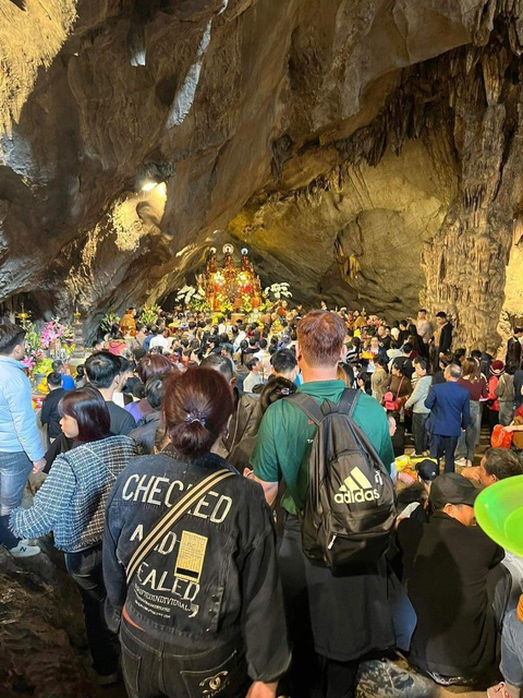 Động Hương Tích ken đặc người trong sáng 14-2 cũng dễ hiểu vì không gian ở đây nhỏ và ai đi chùa Hương cũng muốn tới động Hương Tích - Ảnh: BÙI TRIỀU Động Hương Tích ken đặc người trong sáng 14-2 cũng dễ hiểu vì không gian ở đây nhỏ và ai đi chùa Hương cũng muốn tới động Hương Tích - Ảnh: BÙI TRIỀU