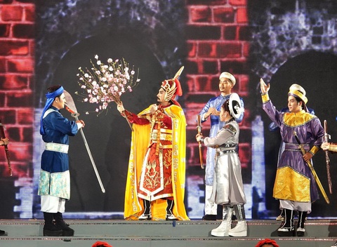 Hình ảnh Quang Trung - Nguyễn Huệ (Kim Tử Long đóng, thứ 2 từ trái qua) sau chiến thắng Ngọc Hồi - Đống Đa lịch sử nâng niu cành đào đem về tặng công chúa Ngọc Hân - Ảnh: LÊ THÚY BÌNH Hình ảnh Quang Trung - Nguyễn Huệ (Kim Tử Long đóng, thứ 2 từ trái qua) sau chiến thắng Ngọc Hồi - Đống Đa lịch sử nâng niu cành đào đem về tặng công chúa Ngọc Hân - Ảnh: LÊ THÚY BÌNH