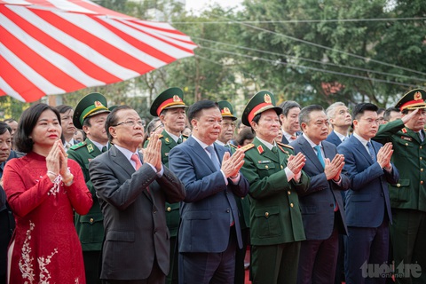 Hàng ngàn người đến dự lễ hội 235 năm chiến thắng Ngọc Hồi - Đống Đa- Ảnh 2. Nhiều vị lãnh đạo, nguyên lãnh đạo TP Hà Nội làm lễ dâng hương dưới chân tượng đài và đền thờ vua Quang Trung - Ảnh: NAM TRẦN