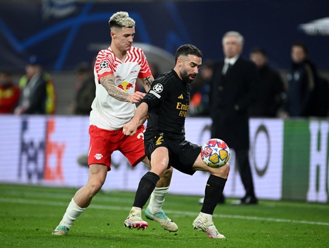 Real Madrid hạ Leipzig nhờ phút lóe sáng của Diaz- Ảnh 1. Benjamin Sesko (áo trắng) cùng Leipzig gây ra nhiều khó khăn cho Real Madrid - Ảnh: Reuters