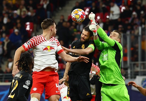 Real Madrid hạ Leipzig nhờ phút lóe sáng của Diaz- Ảnh 5. Andriy Lunin (áo xanh) có một ngày thi đấu chói sáng - Ảnh: Reuters