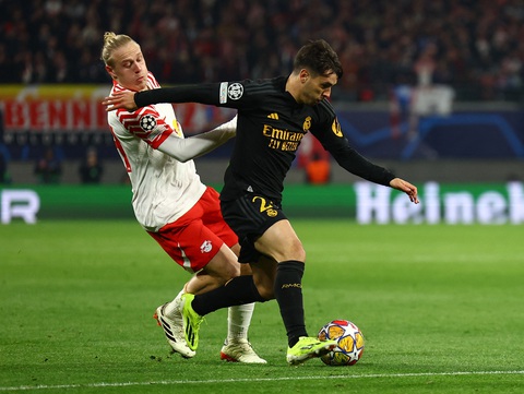 Real Madrid hạ Leipzig nhờ phút lóe sáng của Diaz- Ảnh 3. Khoảnh khắc Brahim Diaz (áo đen) đi bóng trước khi mang về bàn thắng - Ảnh: Reuters