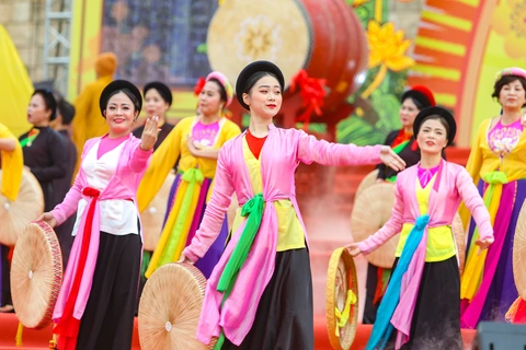 Các nghệ sĩ trình diễn những điệu múa cổ truyền tới du khách thập phương trong dịp nghỉ lễ tại Tây Yên Tử (Bắc Giang) - Ảnh minh hoạ: HÀ QUÂN Các nghệ sĩ trình diễn những điệu múa cổ truyền tới du khách thập phương trong dịp nghỉ lễ tại tây Yên Tử (Bắc Giang) - Ảnh minh họa: HÀ QUÂN