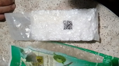Du khách đến Vũng Tàu tắm biển nhặt được bịch nghi ma túy- Ảnh 1. Gói hàng nghi là ma túy đá mà du khách nhặt được khi đến Vũng Tàu tắm biển - Ảnh: CA