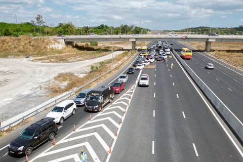 Cao tốc Phan Thiết - Dầu Giây kẹt cứng trong đêm- Ảnh 4. Do lượng xe tăng cao, lực lượng chức năng điều tiết xe lưu thông ra quốc lộ 1 (đoạn qua huyện Xuân Lộc, Đồng Nai) để giảm tải ùn tắc trên cao tốc - Ảnh: AN BÌNH