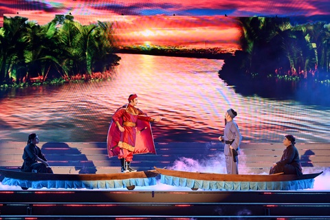 Kim Tử Long, Võ Minh Lâm hóa thân Quang Trung Nguyễn Huệ để Sáng mãi hào khí cờ đào- Ảnh 2. Nghệ sĩ Võ Minh Lâm (thứ 2 từ trái qua) và Minh Trường (thứ 3 từ trái qua) trong chương trình tối 14-2 - Ảnh: VÕ THANH