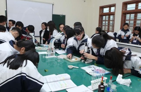 Giờ thực hành môn Sinh học của học sinh Trường THPT chuyên Sơn La, thành phố Sơn La - trường đạt chuẩn Quốc gia. (Ảnh: Quý Trung/TTXVN) Giờ thực hành môn sinh học của học sinh Trường THPT chuyên Sơn La, thành phố Sơn La - trường đạt chuẩn quốc gia - Ảnh: TTXVN