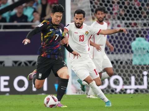 Son Heung Min chấn thương trước trận thua Jordan vì xô xát với đồng đội?- Ảnh 1. Son Heung Min thi đấu trước Jordan với hai ngón tay phải băng bó - Ảnh: GETTY