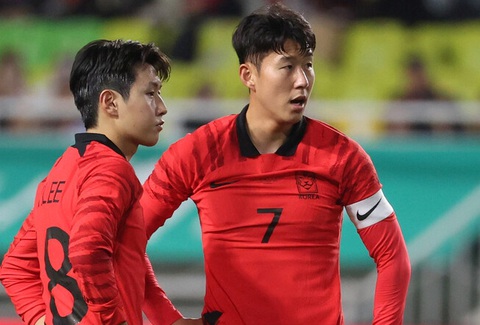 Lee Kang In xin lỗi vì đấm Son Heung Min- Ảnh 2. Lee Kang In (trái) và Son Heung Min bất hòa - Ảnh: KFA