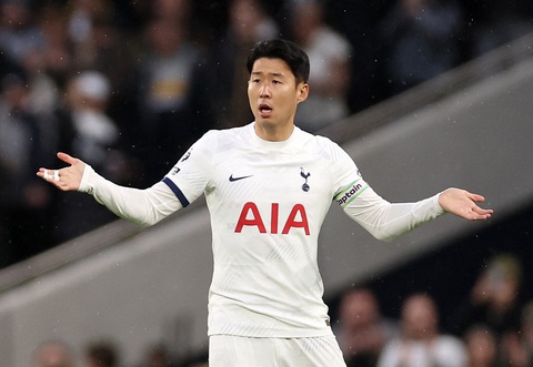 Lý do sốc khiến Son Heung Min băng hai ngón ở bán kết Asian Cup- Ảnh 3. Son Heung Min vẫn băng hai ngón tay khi trở về Tottenham - Ảnh: Reuters