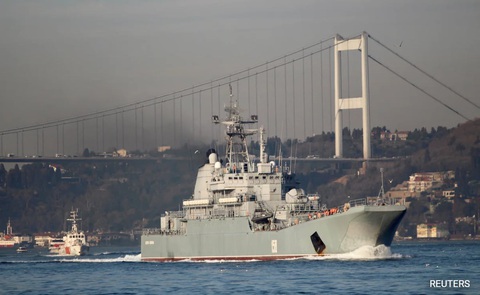 Ukraine tuyên bố diệt tàu đổ bộ cỡ lớn của Nga- Ảnh 1. Tàu đổ bộ Tsezar Kunikov của Nga bị Ukraine tuyên bố phá hủy ngày 14-2 - Ảnh: REUTERS