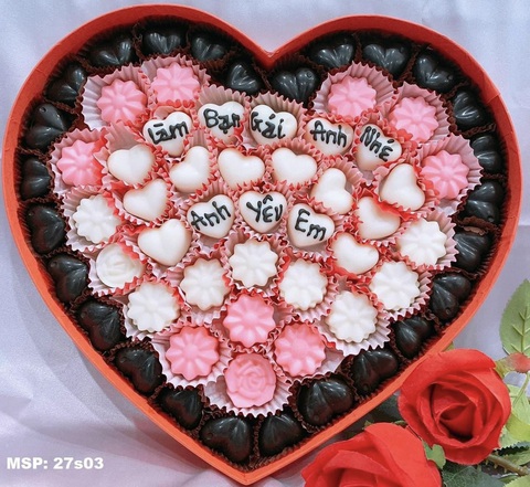 Vắng vẻ hoa, nhộn nhịp quà và sô cô la trên mạng lễ tình nhân Valentine- Ảnh 6. Những quả trái tim sô cô la ngọt ngào trên mạng xã hội được các bạn trẻ đặt hàng online rất nhiều dịp Valentine năm nay - Ảnh: T.THƯƠNG