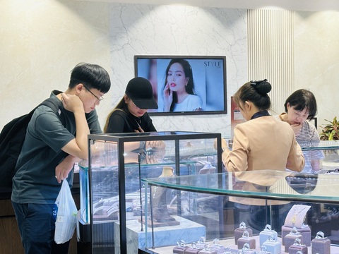 Vắng vẻ hoa, nhộn nhịp quà và sô cô la trên mạng lễ tình nhân Valentine- Ảnh 2. Mở cửa từ 9h sáng ngày lễ tình nhân Valentine 14-2, nhưng đến trưa mới có đôi tình nhân dắt nhau vào cửa hàng trang sức ở quận 1, TP.HCM mua quà - Ảnh: THẢO THƯƠNG