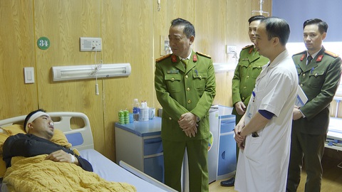 Khởi tố thanh niên tông trọng thương cảnh sát giao thông ở chốt đo nồng độ cồn- Ảnh 2. Đại tá Nguyễn Xuân Tuấn - phó giám đốc Công an tỉnh Yên Bái - thăm hỏi, động viên thượng úy Trần Trung Đức - Ảnh: Công an tỉnh Yên Bái
