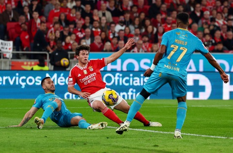 Tin tức thể thao sáng 15-2: Ronaldo tỏa sáng ở AFC Champions League- Ảnh 3. Neves (áo đỏ) được nhiều đội bóng lớn quan tâm - Ảnh: Reuters
