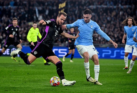 Bị thẻ đỏ gây tranh cãi, Bayern Munich thua Lazio ở Champions League- Ảnh 2. Harry Kane (trái) bị kèm chặt - Ảnh: Reuters