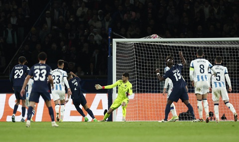 Mbappe tỏa sáng đưa PSG tiến gần vé vào tứ kết Champions League- Ảnh 3. Tình huống Mbappe ghi bàn - Ảnh: Reuters