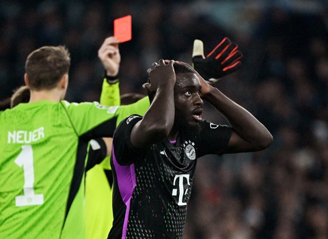 Bị thẻ đỏ gây tranh cãi, Bayern Munich thua Lazio ở Champions League- Ảnh 1. Bước ngoặt của trận đấu là khi Upamecano nhận thẻ đỏ - Ảnh: Reuters