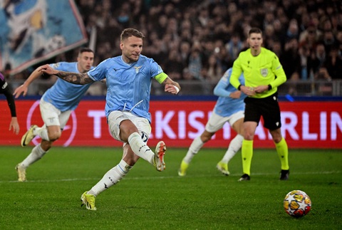 Bị thẻ đỏ gây tranh cãi, Bayern Munich thua Lazio ở Champions League- Ảnh 4. Immobile thực hiện thành công quả phạt đền - Ảnh: Reuters