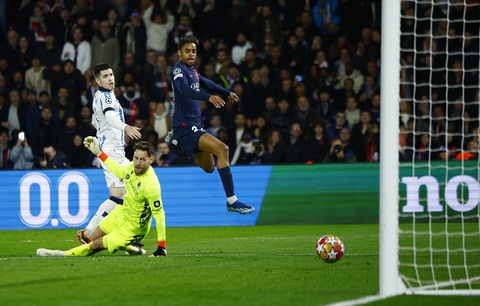 Mbappe tỏa sáng đưa PSG tiến gần vé vào tứ kết Champions League- Ảnh 4. Barcola ghi bàn nhân đôi cách biệt - Ảnh: Reuters