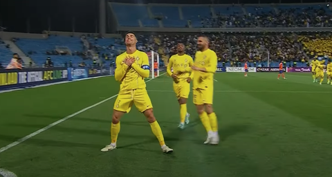 Ronaldo gây sốt với màn ăn mừng mới đầu năm 2024- Ảnh 3. Cristiano Ronaldo ăn mừng bàn thắng đầu tiên trong năm 2024 - Ảnh: Cắt clip