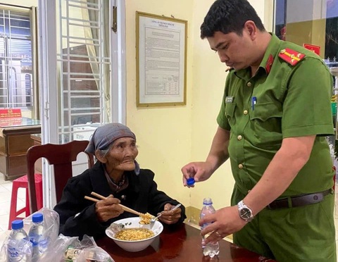 Công an tìm người thân cụ bà đi lạc, đãng trí chỉ nói được từ 'đại lãnh'- Ảnh 1. Cụ bà đãng trí đi lạc ở thị trấn Sông Vệ được công an chăm sóc, tìm người thân - Ảnh: Công an Quảng Ngãi