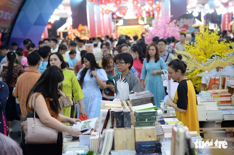 Ngoài doanh thu tăng thì lượt người tham quan, mua sách tại lễ hội năm nay cũng tăng, đạt hơn 1 triệu lượt - Ảnh: TỰ TRUNG Ngoài doanh thu tăng thì lượt người tham quan, mua sách tại lễ hội năm nay cũng tăng, đạt hơn 1 triệu lượt - Ảnh: TỰ TRUNG