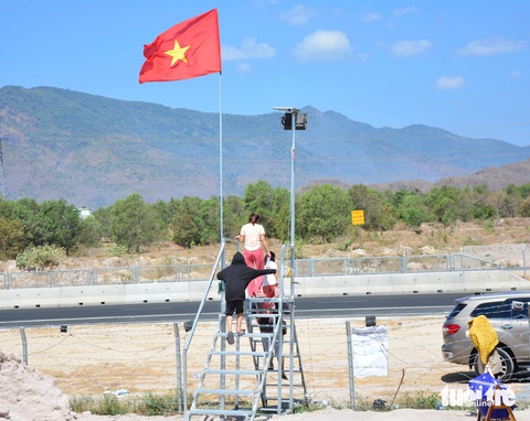 Cầu thang vượt rào qua trạm dừng nghỉ bất đắc dĩ trên cao tốc Vĩnh Hảo - Phan Thiết- Ảnh 1. Tài xế và người trên xe sau khi dừng nghỉ thì bước lên trên chiếc cầu thang sắt để tiếp tục hành trình trên cao tốc Vĩnh Hảo - Phan Thiết - Ảnh: ĐỨC TRONG