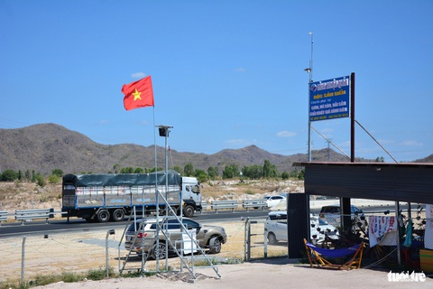 Cầu thang vượt rào qua trạm dừng nghỉ bất đắc dĩ trên cao tốc Vĩnh Hảo - Phan Thiết- Ảnh 5. Ông cho biết đã làm trạm dừng nghỉ trên đất của mình ngoài ranh dự án từ trước Tết, không tác động vào bên trong. Tài xế ai có nhu cầu thì dừng xe bên trong dự án, bước qua cầu thang để vượt rào - Ảnh: ĐỨC TRONG